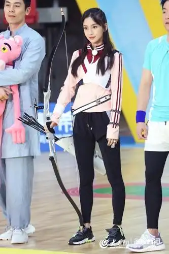 angelababy《奔跑吧》变欢脱运动员 表情管理不顾形象