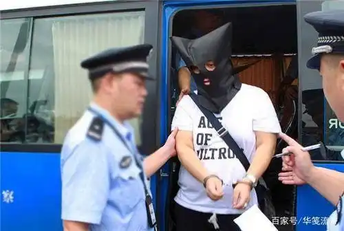 警察突袭犯罪窝点,抓到犯罪分子后,为什么要给罪犯带上头套