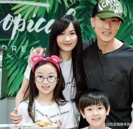 43岁吴尊现身周杰伦演唱会,礼貌帅气,女儿neinei长大比妈妈漂亮