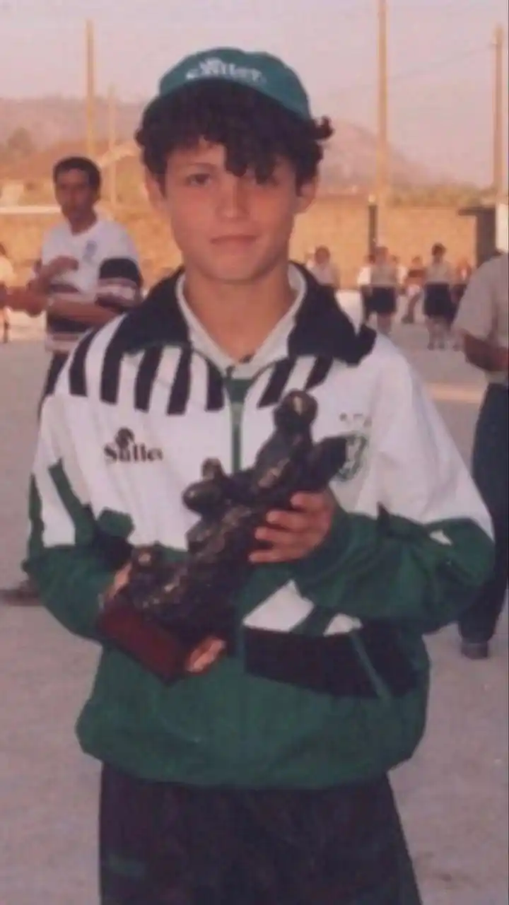 几张c罗小时候的照片,那时候也挺会耍酷嘛