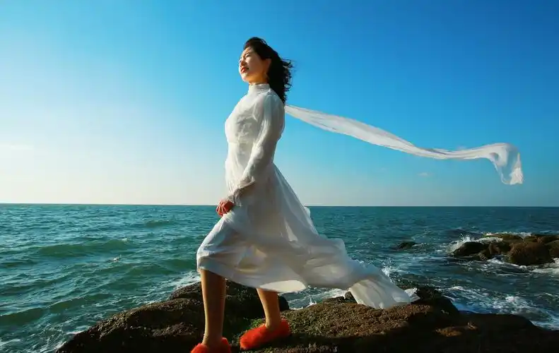 排石风光美,海边红裙飘