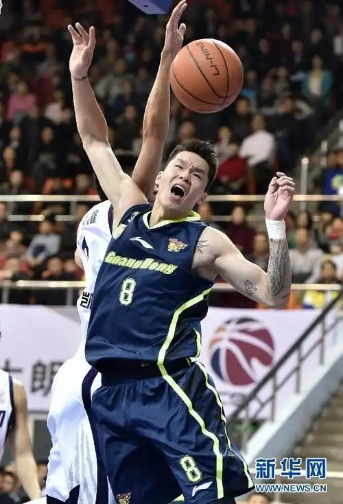 2月12日,东莞马可波罗队球员迪奥古(右)在比赛中拼抢.