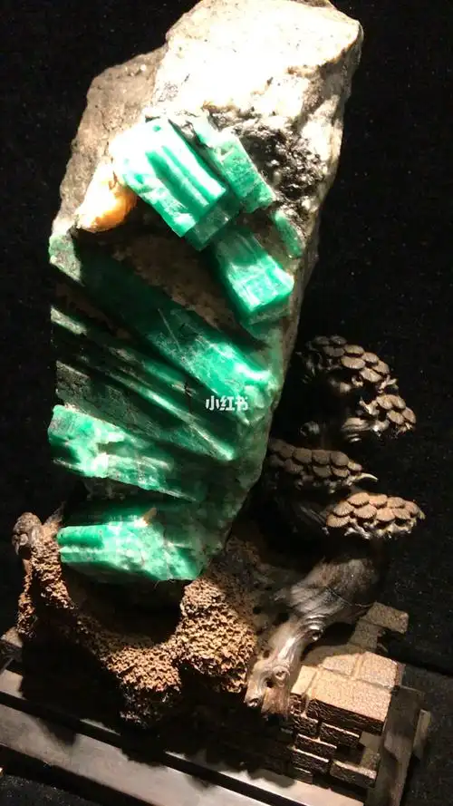 彩宝祖母绿原石长啥样跟翡翠有啥区别