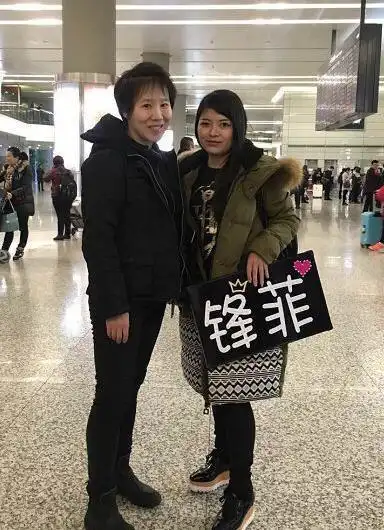 张亚东前妻变化真大一身经典黑白配温柔可人同框王菲不输气场