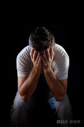 绝望的男人痛苦情绪上的痛苦, 悲伤和深迪普锐斯照片-正版商用图片0bd