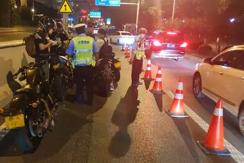 多台摩托车深夜违禁通行东风高架桥被武汉交警查获