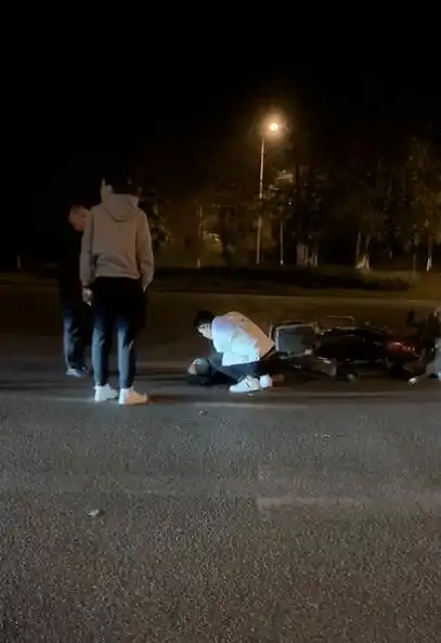 泸州国窖大桥附近男子遭遇车祸生命垂危危急时刻他站出来了