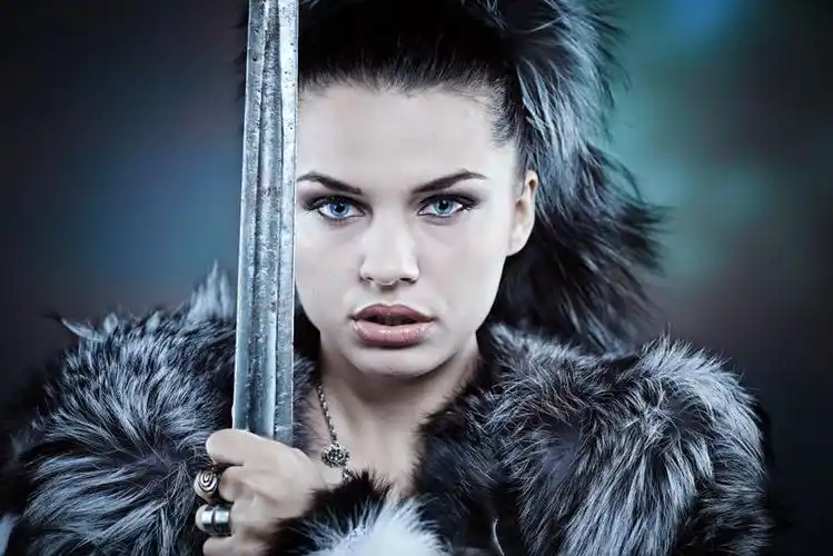 一位穿着盔甲的中世纪女骑士的肖像