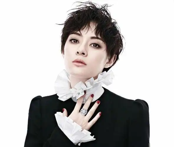 孙俪新杂志封面震撼发布网友热议眼中藏着故事的美人