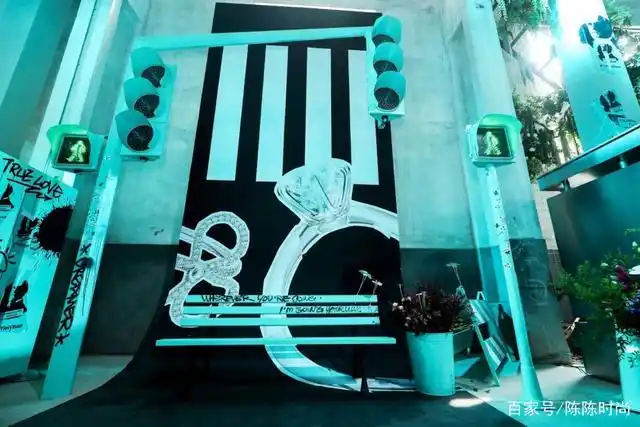 薄荷绿和蒂芙尼蓝两者对比