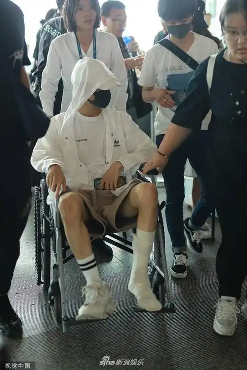 罗云熙脚部受伤打绷带坐轮椅包裹严实身材消瘦惹人心疼
