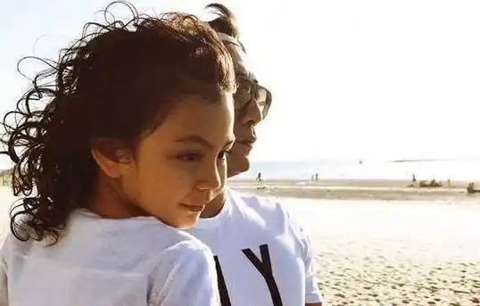 刘烨9岁女儿近照,混血风情十足似真人芭比,浓眉大眼气质绝佳_安娜