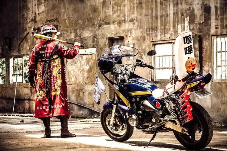 日本暴走族太岁头上动土挑衅警察下一秒直接被撞飞