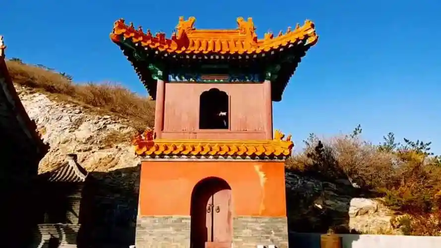 大连大黑石后山上的天后宫,依山傍海,居高临下,护佑着这片土地