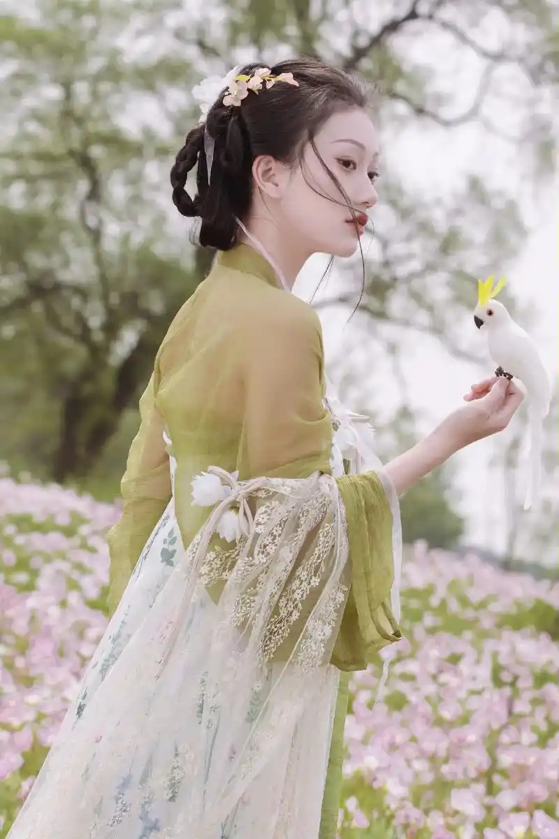 不羡鸳鸯不羡仙,唯羡富贵如登天.#花海 #古风摄影 #抖音图 - 抖音