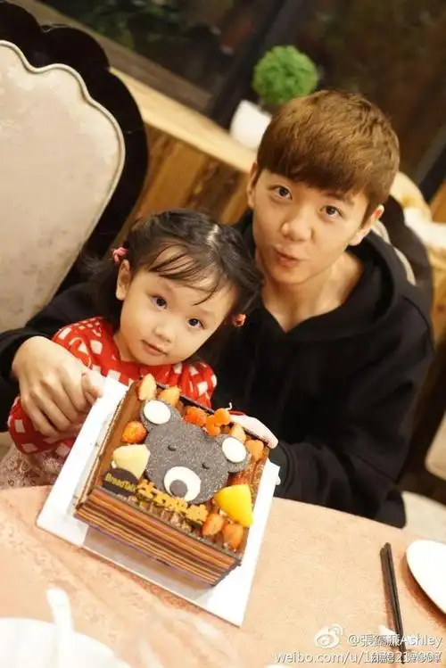 洪欣儿子张镐濂趁妈妈不在带妹妹出去疯玩被老妈抓包