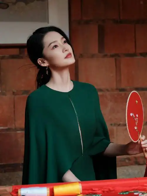 李沁今天的造型美到了,一身翡翠绿拖地长裙礼服,配上简单大气的发型