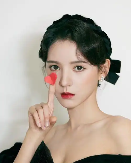 离开王思聪后张予曦成功挤掉杨紫成为欢瑞一姐