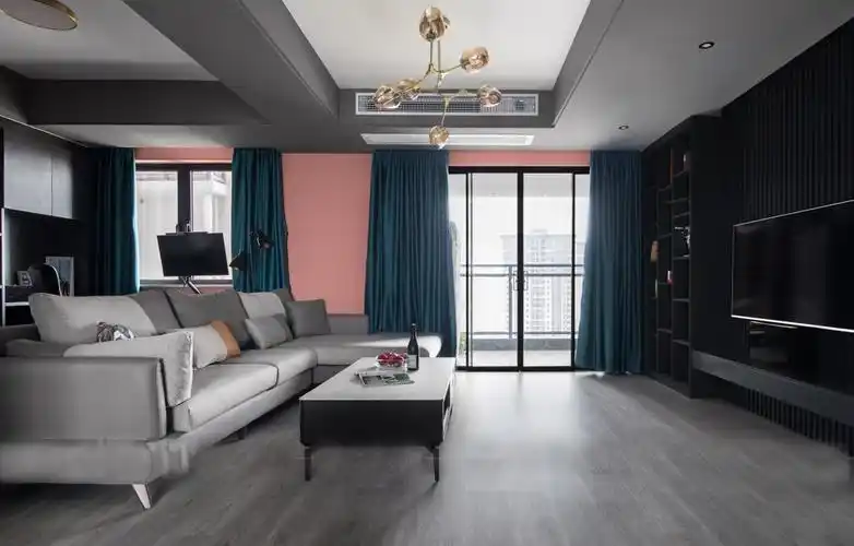 浅灰色地板砖配粉红色墙面漆效果图 淡粉色墙壁搭配墨绿色窗帘实景