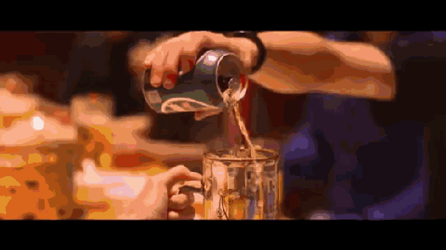 兄弟姐妹 干一杯,一杯敬过往 一杯敬明天 今夜,我们捧着酒杯 大口吃肉